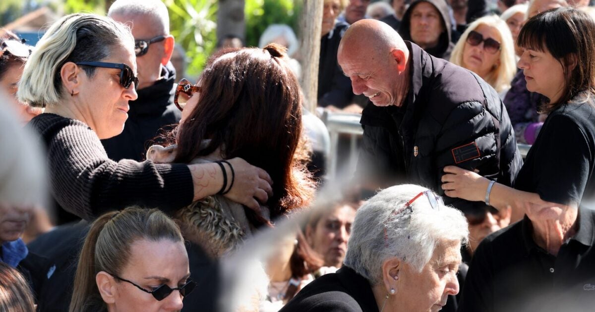 Γιώργος Μαζωνάκης: Η οικογένεια συγκινήθηκε στο Γ’ Νεκροταφείο Νίκαιας για το τρισάγιο – Φωτογραφίες