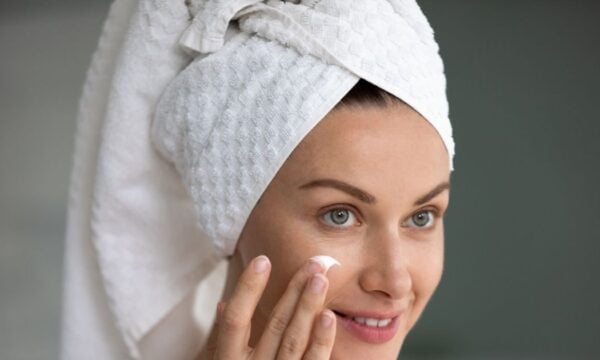 Ουρία: Το skincare συστατικό που υπόσχεται βαθιά ενυδάτωση και ήπια απολέπιση