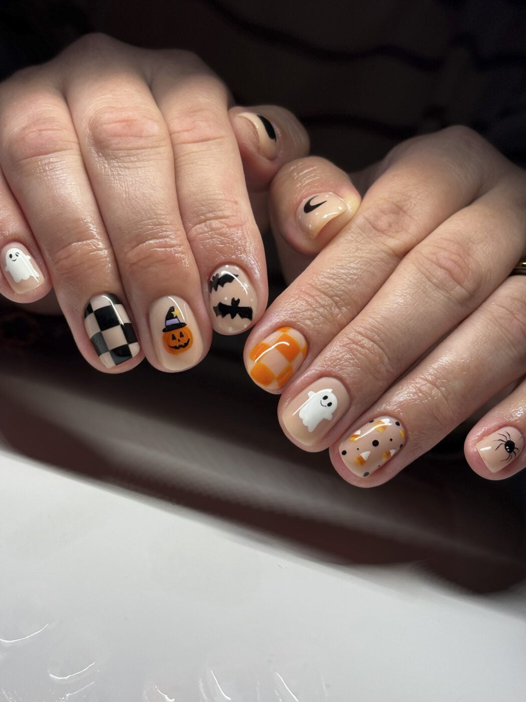 Casper Nails: Το μανικιούρ με τα φαντασματάκια που θα «στοιχειώσουν» τα νύχια σου
