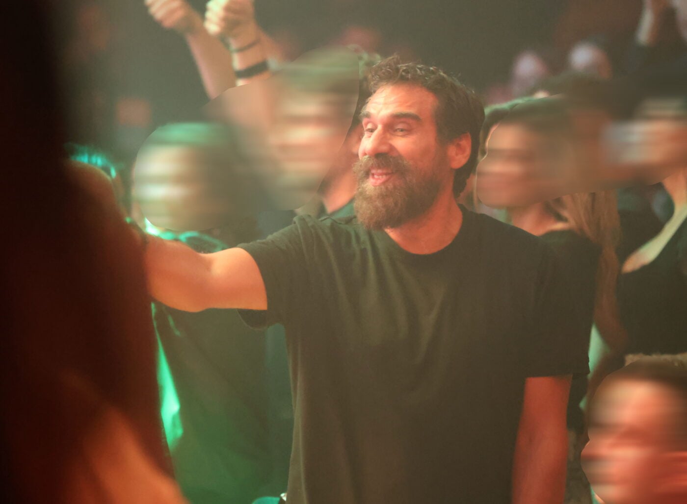 Πάολα: Ο σύντροφός της, Λάζαρος Βαφειάδης, βρέθηκε στο πλευρό της στην πρεμιέρα με τον Δήμο Αναστασιάδη – Φωτογραφίες
