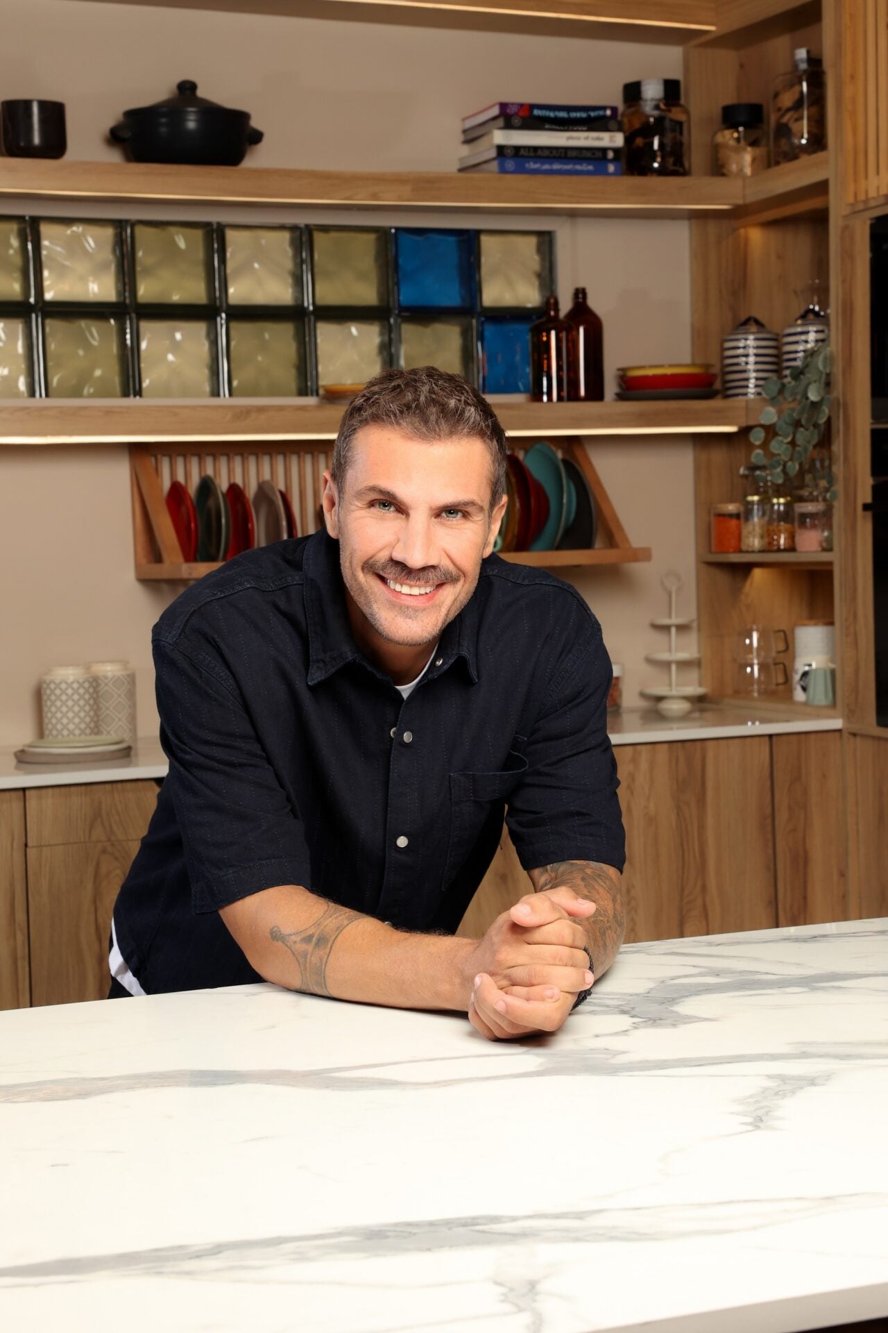Ο Άκης Πετρετζίκης επέστρεψε στον ΣΚΑΪ με το Kitchen Lab και μίλησε για τις εύκολες, γρήγορες και οικονομικές συνταγές της νέας σεζόν.