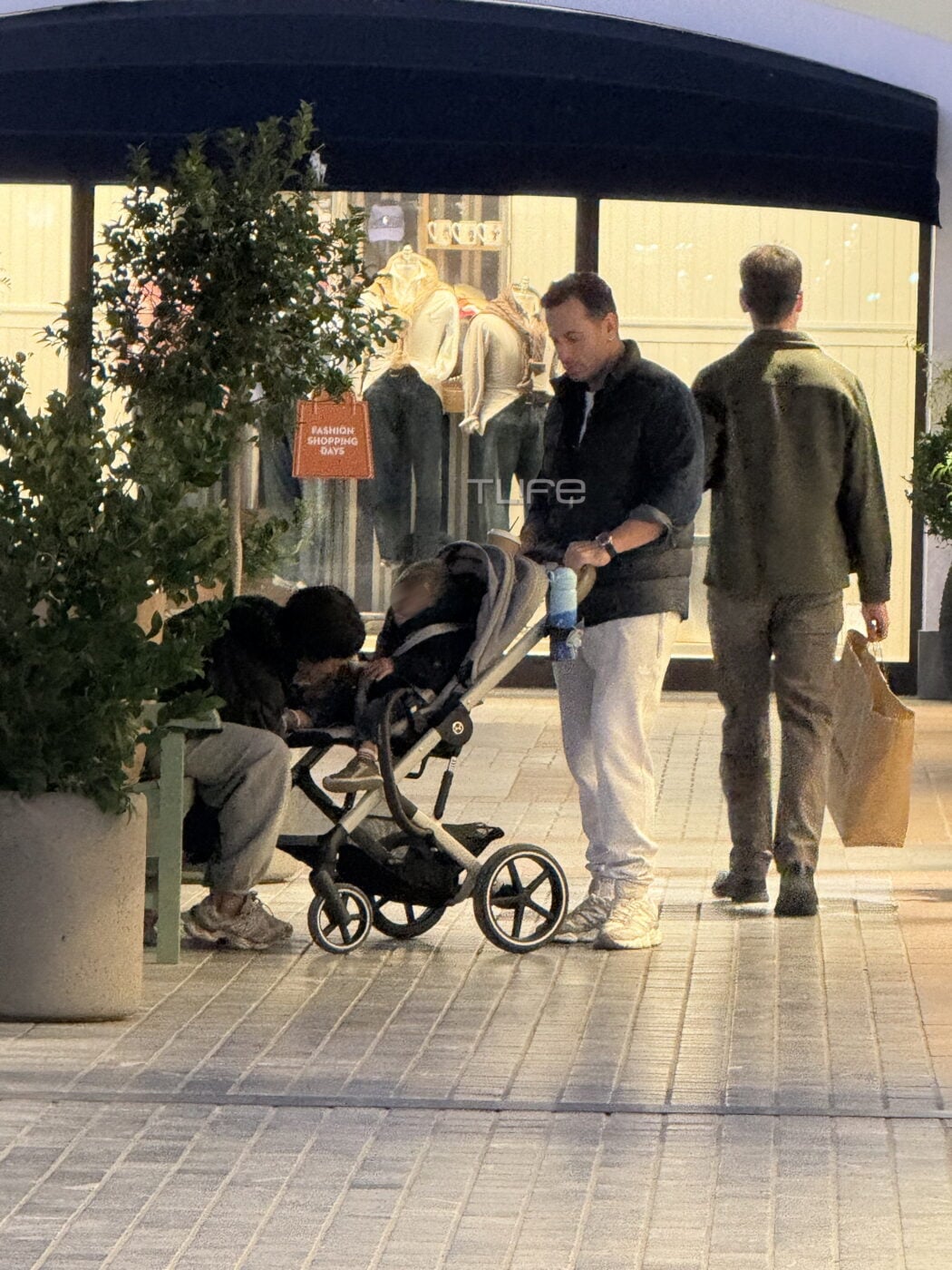 Αποκλειστικό: Ανθή Βούλγαρη και Κώστας Κωνσταντινίδης σε σπάνια εμφάνιση με τον 1,5 έτους γιο τους