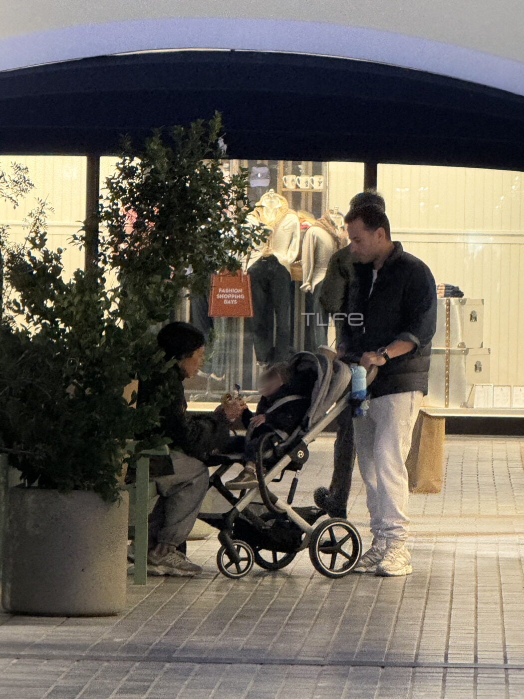 Αποκλειστικό: Ανθή Βούλγαρη και Κώστας Κωνσταντινίδης σε σπάνια εμφάνιση με τον 1,5 έτους γιο τους