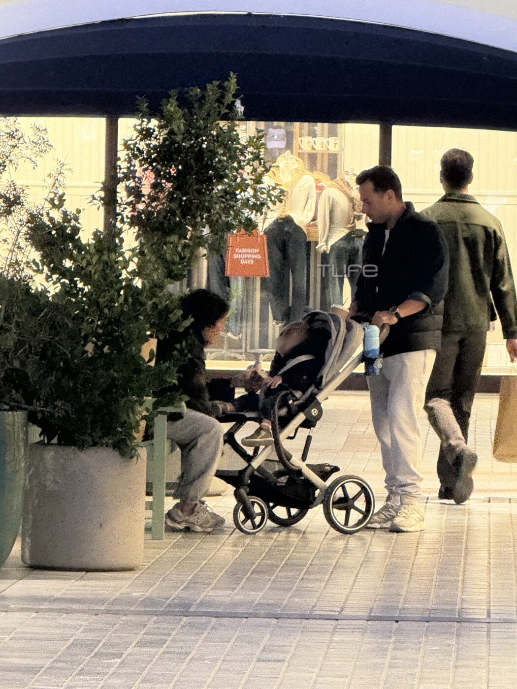Αποκλειστικό: Ανθή Βούλγαρη και Κώστας Κωνσταντινίδης σε σπάνια εμφάνιση με τον 1,5 έτους γιο τους