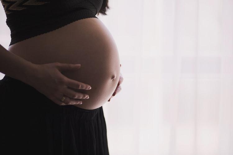 Καύσωνας στην εγκυμοσύνη: 25% αυξημένος κίνδυνος επιπλοκών, προειδοποιούν οι γιατροί