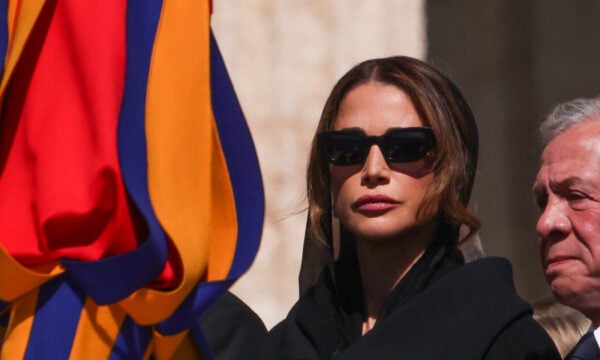 Η βασίλισσα Ράνια στάθηκε με δάκρυα στα μάτια δίπλα στις οικογένειες των θυμάτων – Συγκινητικές στιγμές στην Ιορδανία