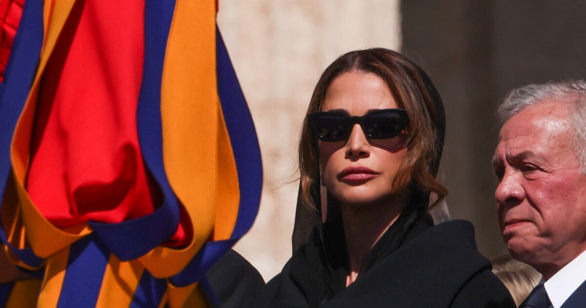 Η βασίλισσα Ράνια στάθηκε με δάκρυα στα μάτια δίπλα στις οικογένειες των θυμάτων – Συγκινητικές στιγμές στην Ιορδανία