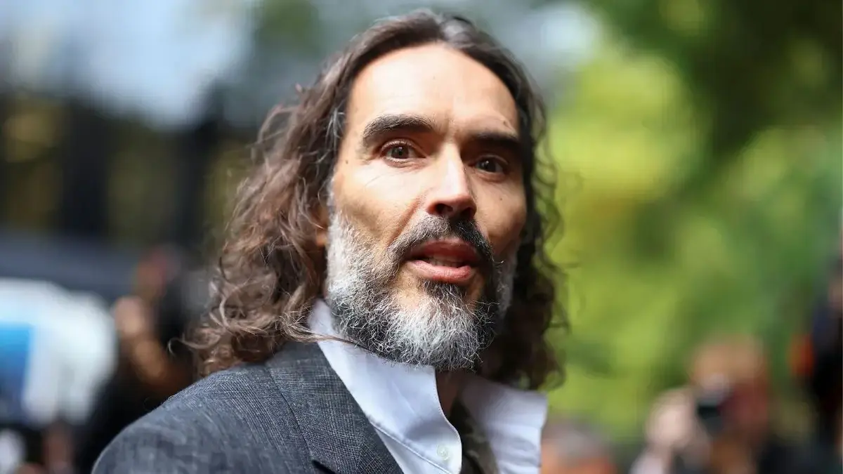 Ράσελ Μπραντ: «Μου φέρθηκες σαν να ήμουν ζώο» – Η μαρτυρία γυναίκας στη δίκη για βιασμό στο Λονδίνο