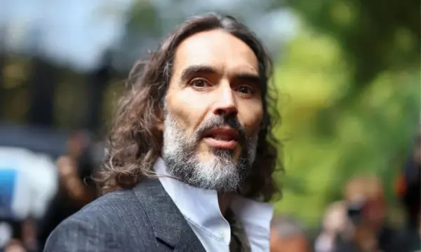 Ράσελ Μπραντ: «Μου φέρθηκες σαν να ήμουν ζώο» – Η μαρτυρία γυναίκας στη δίκη για βιασμό στο Λονδίνο