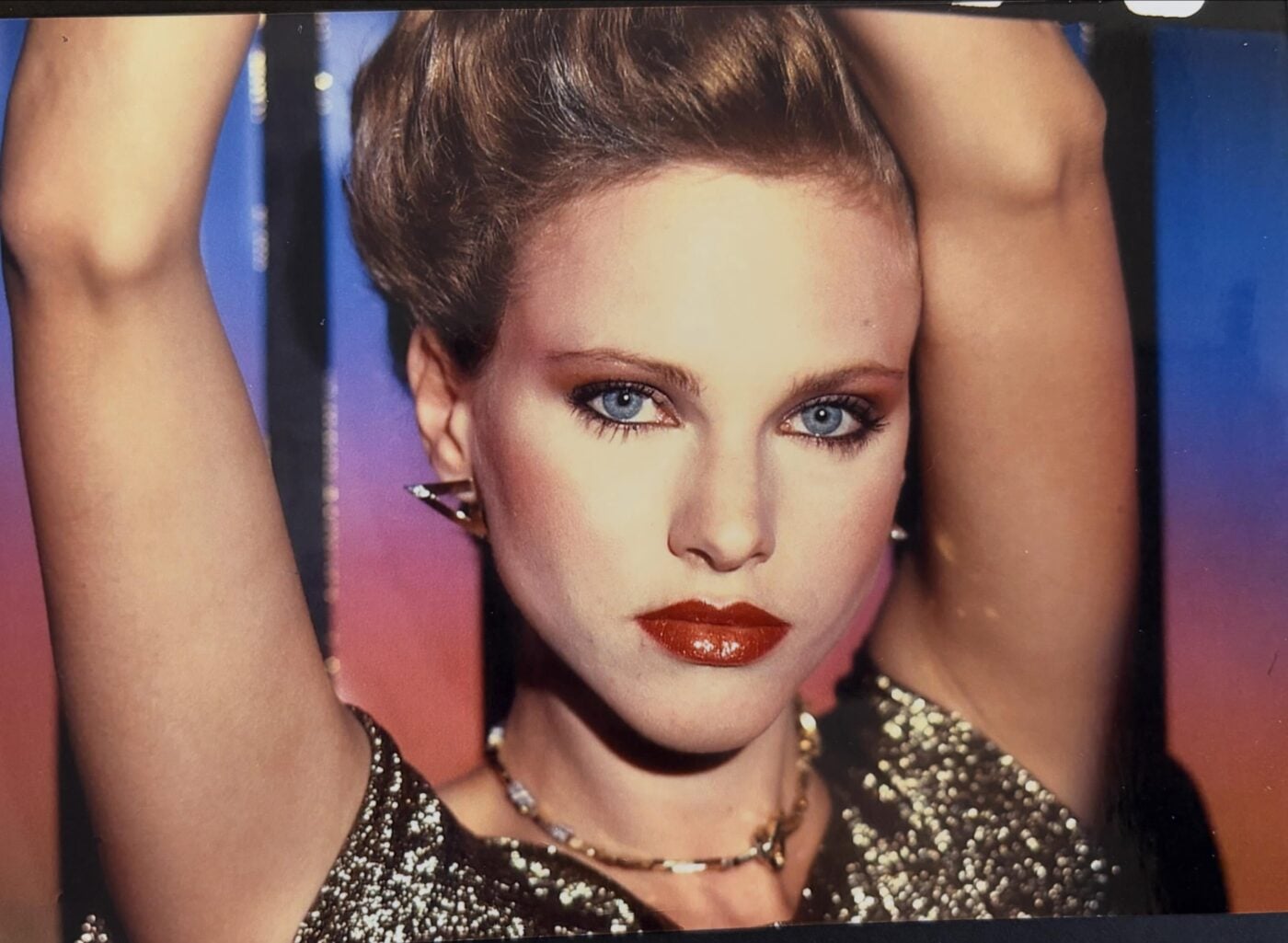 Disco Beauty: Το βιβλίο της Sandy Linter επιστρέφει, σχεδόν 50 χρόνια μετά, με την τολμηρή αισθητική των ’70s