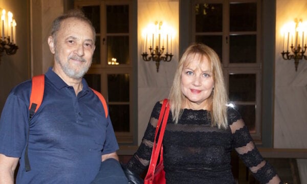 Στέλιος Μάινας: Σπάνια δημόσια εμφάνιση με τη σύζυγό του, Κάτια Σπερελάκη στο Ηρώδειο
