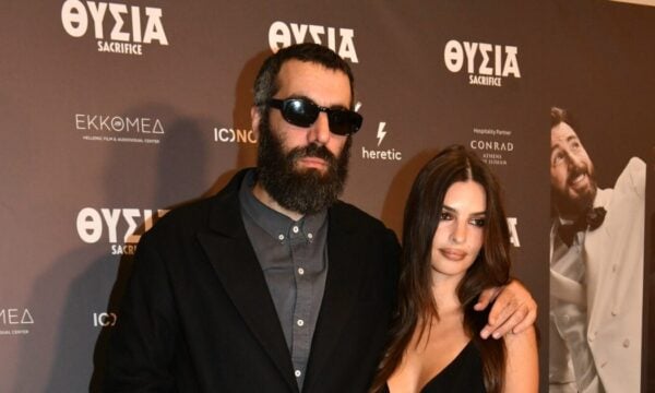 Έμιλι Ραταϊκόφσκι: Πλάι στον Ρομέν Γαβρά για την πρεμιέρα της «Θυσίας» στην Αθήνα – Η κοινή τους εμφάνιση