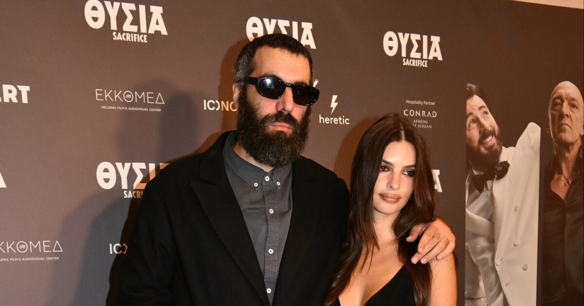 Έμιλι Ραταϊκόφσκι: Πλάι στον Ρομέν Γαβρά για την πρεμιέρα της «Θυσίας» στην Αθήνα – Η κοινή τους εμφάνιση
