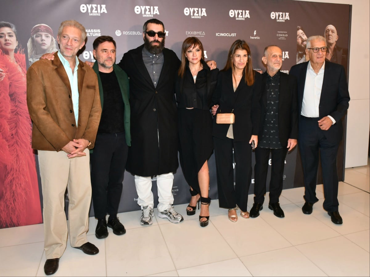 Έμιλι Ραταϊκόφσκι: Πλάι στον Ρομέν Γαβρά για την πρεμιέρα της «Θυσίας» στην Αθήνα – Η κοινή τους εμφάνιση