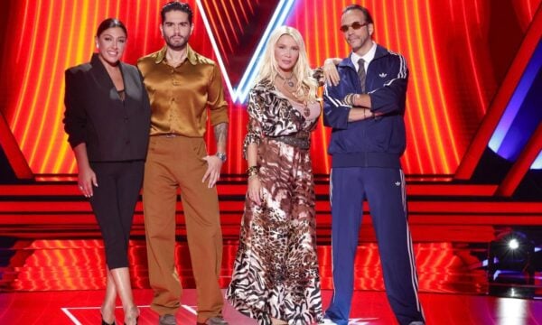 «The Voice»: Φωτίζεται η εντυπωσιακή σκηνή, ανοίγουν τα μικρόφωνα και οι coaches παίρνουν τις θέσεις τους
