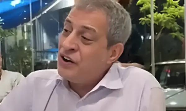 Θέμης Αδαμαντίδης: Τραγούδησε ακαπέλα και σήκωσε την ταβέρνα στο πόδι – Το βίντεο έγινε viral