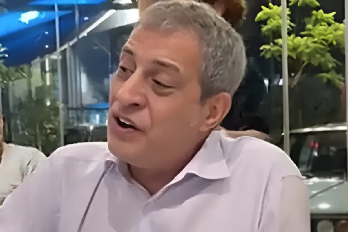 Θέμης Αδαμαντίδης: Τραγούδησε ακαπέλα και σήκωσε την ταβέρνα στο πόδι – Το βίντεο έγινε viral