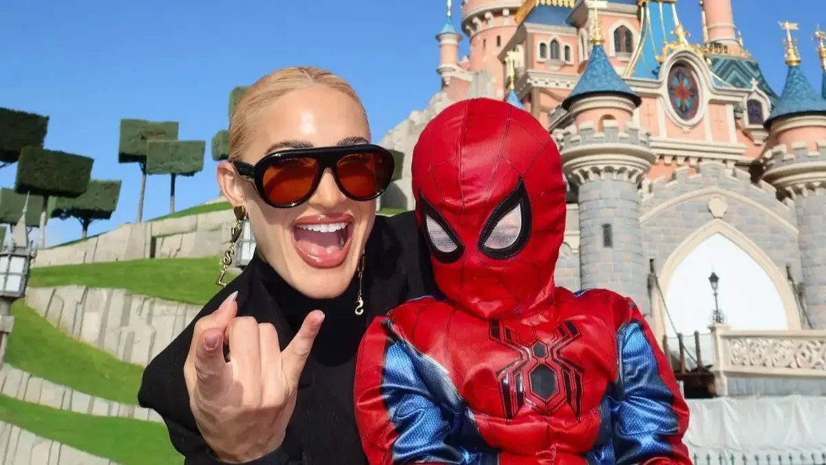 Ιωάννα Τούνη: Αγκαλιά με τον… Spider-Man στη Disneyland – Η έκπληξη που την περίμενε κάτω από τη μάσκα