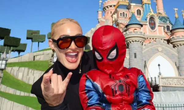 Ιωάννα Τούνη: Αγκαλιά με τον… Spider-Man στη Disneyland – Η έκπληξη που την περίμενε κάτω από τη μάσκα