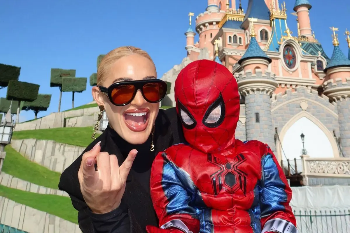 Ιωάννα Τούνη: Αγκαλιά με τον… Spider-Man στη Disneyland – Η έκπληξη που την περίμενε κάτω από τη μάσκα