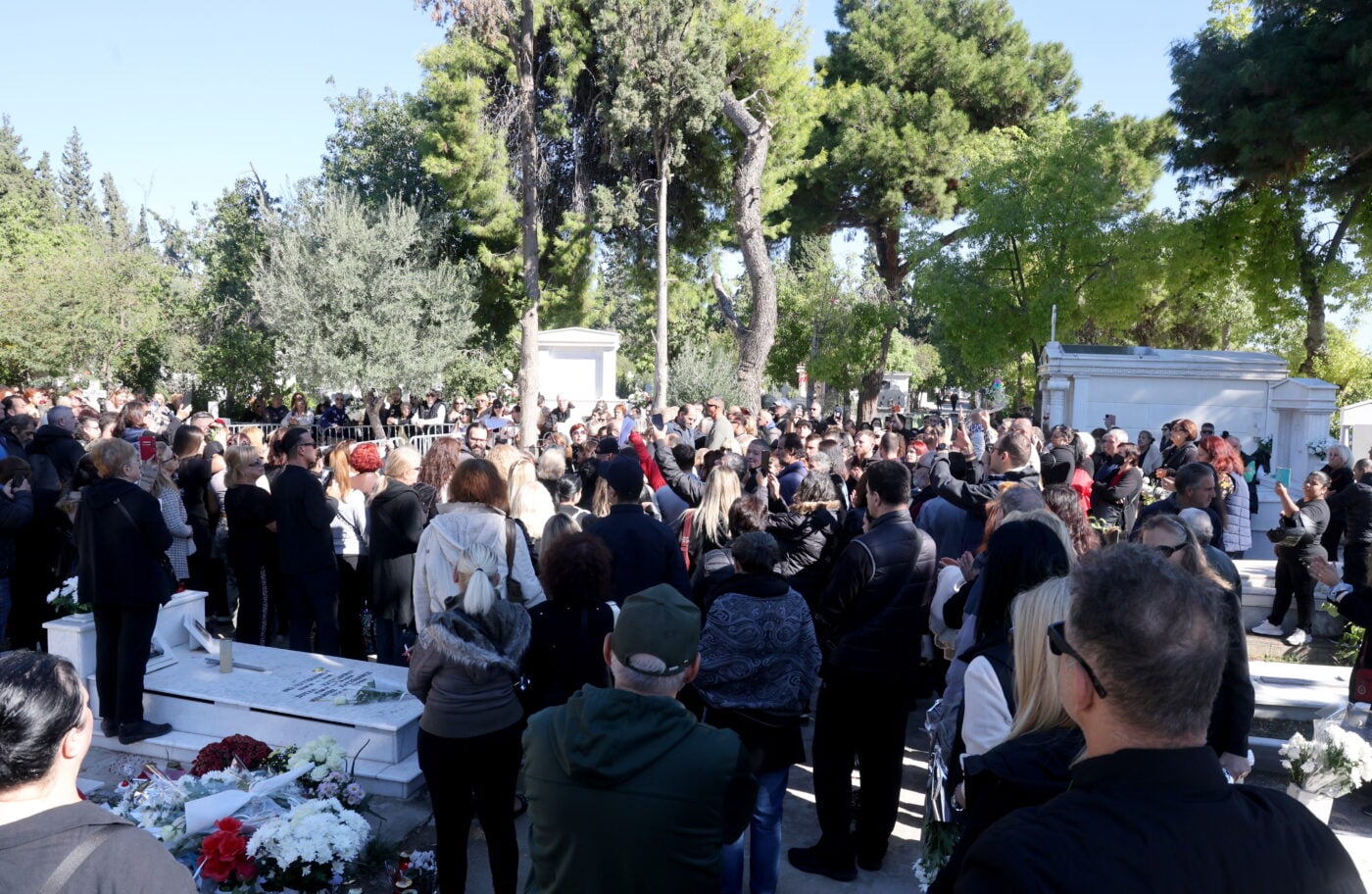 Γιώργος Μαζωνάκης: Η οικογένεια συγκινήθηκε στο Γ’ Νεκροταφείο Νίκαιας για το τρισάγιο – Φωτογραφίες