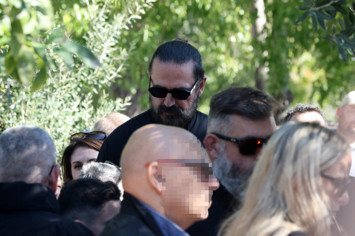 Γιώργος Μαζωνάκης: Η οικογένεια συγκινήθηκε στο Γ’ Νεκροταφείο Νίκαιας για το τρισάγιο – Φωτογραφίες