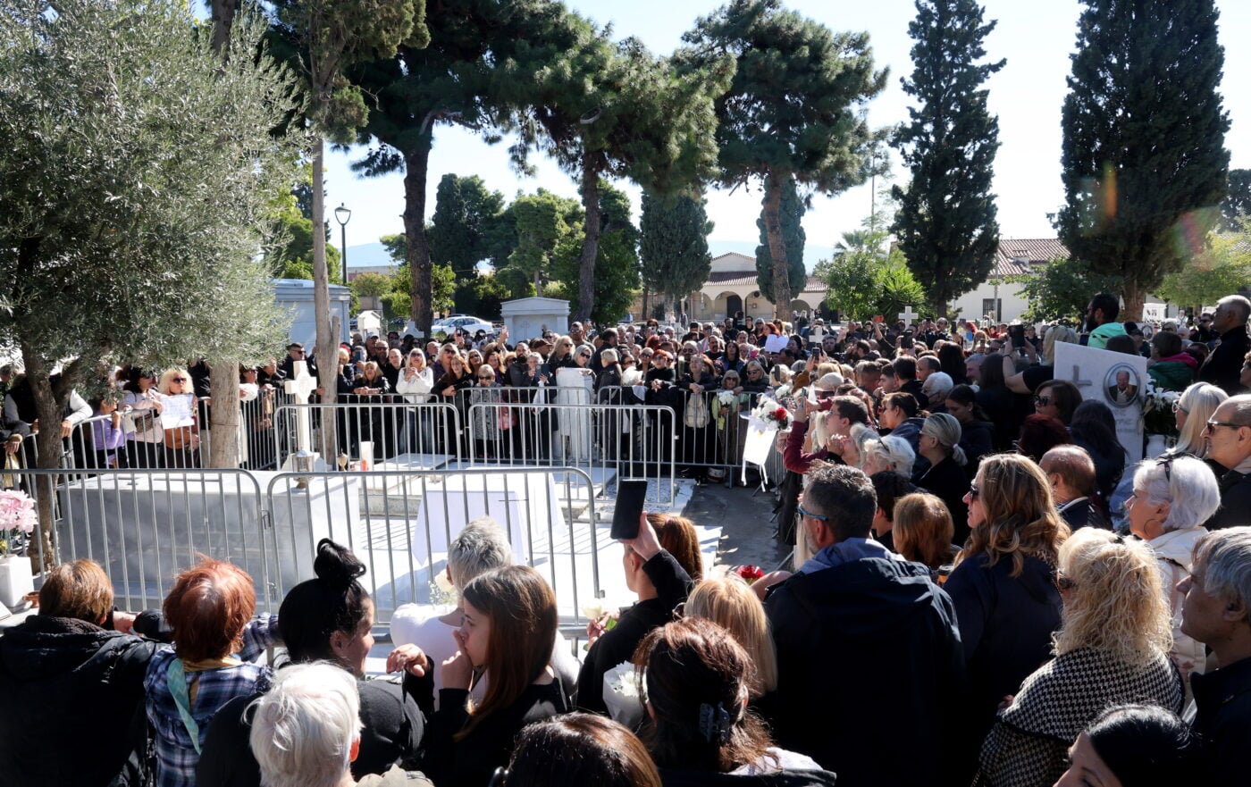 Γιώργος Μαζωνάκης: Η οικογένεια συγκινήθηκε στο Γ’ Νεκροταφείο Νίκαιας για το τρισάγιο – Φωτογραφίες