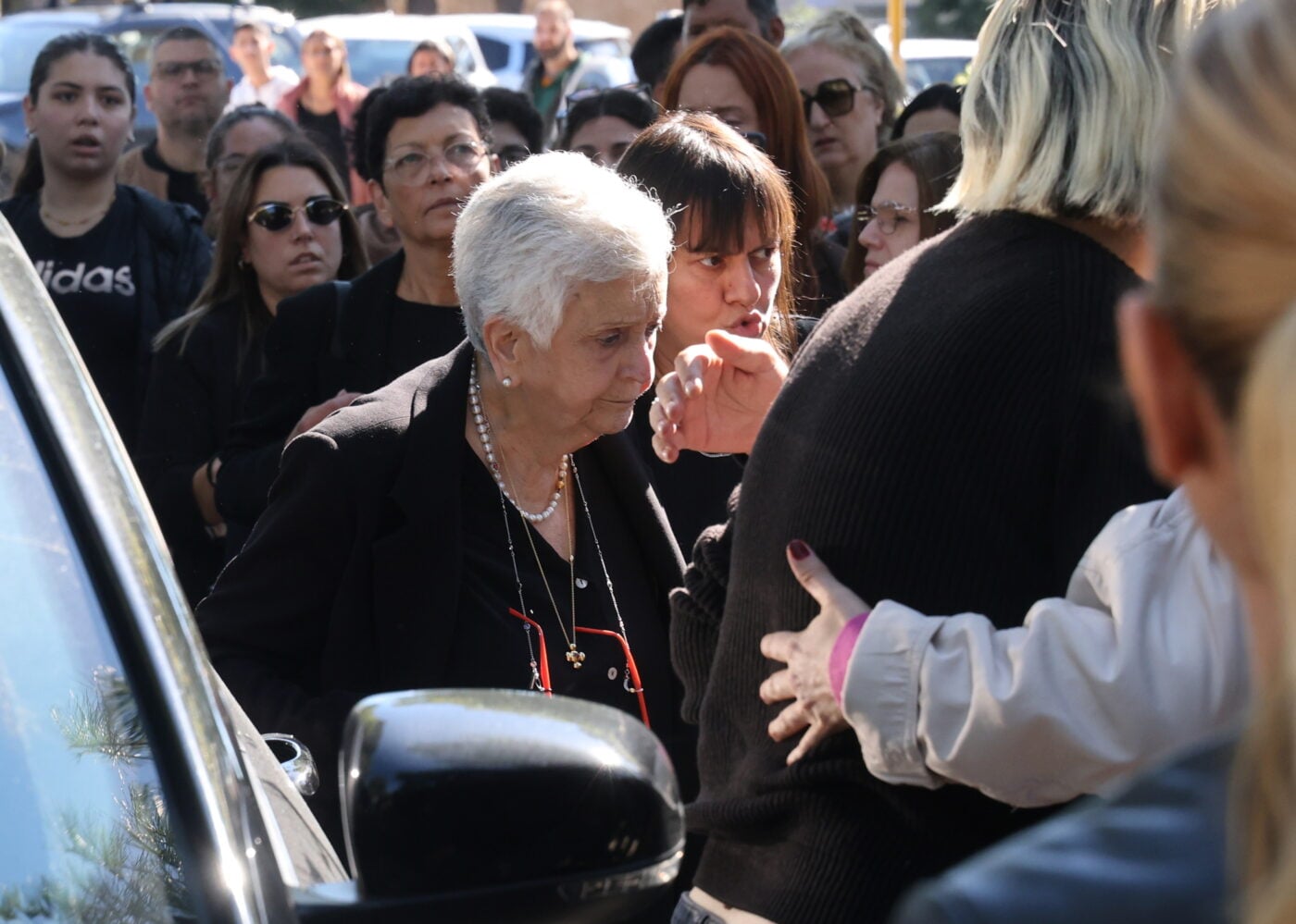 Γιώργος Μαζωνάκης: Η οικογένεια συγκινήθηκε στο Γ’ Νεκροταφείο Νίκαιας για το τρισάγιο – Φωτογραφίες