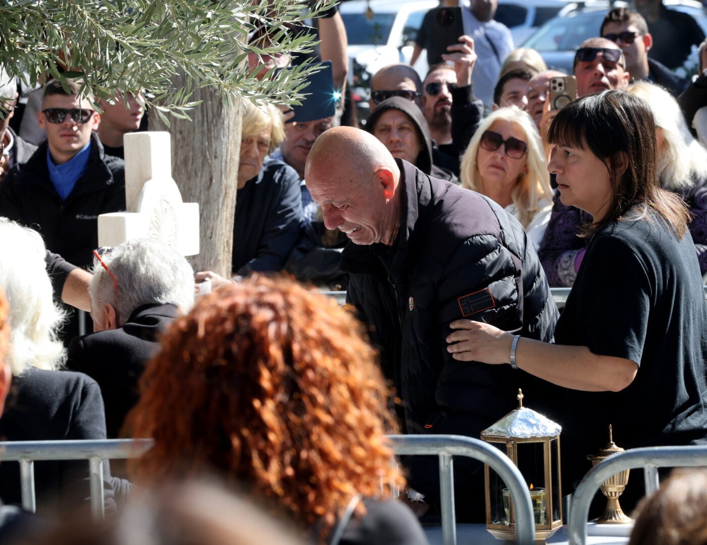 Γιώργος Μαζωνάκης: Η οικογένεια συγκινήθηκε στο Γ’ Νεκροταφείο Νίκαιας για το τρισάγιο – Φωτογραφίες