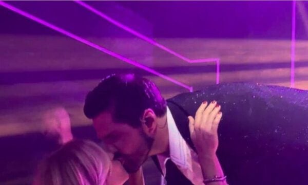 Ο Γιώργος Τσαλίκης δέχτηκε έκπληξη στη σκηνή για τα γενέθλιά του και αντάλλαξε τρυφερό φιλί με τη σύζυγό του