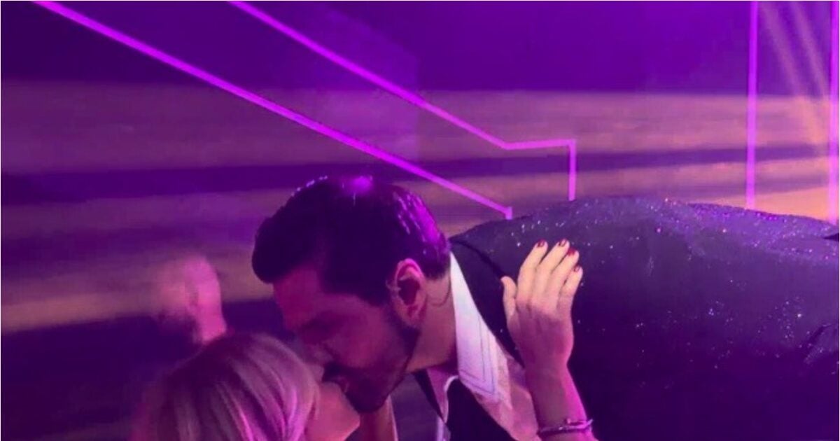 Ο Γιώργος Τσαλίκης δέχτηκε έκπληξη στη σκηνή για τα γενέθλιά του και αντάλλαξε τρυφερό φιλί με τη σύζυγό του