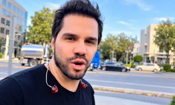 Γιώργος Τσαλίκης: Έσπασαν το αυτοκίνητό του έξω από την «Αυτοκίνηση» – «Τόσο πολύ σας πειράζει όταν κάποιος λέει την άποψή του;»