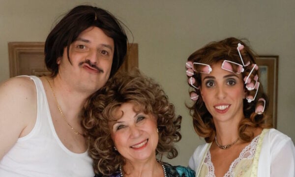 Τότε και Τώρα: Αποκλειστικές backstage φωτογραφίες από τα γυρίσματα της σειράς του ΣΚΑΪ – Τι θα δούμε απόψε