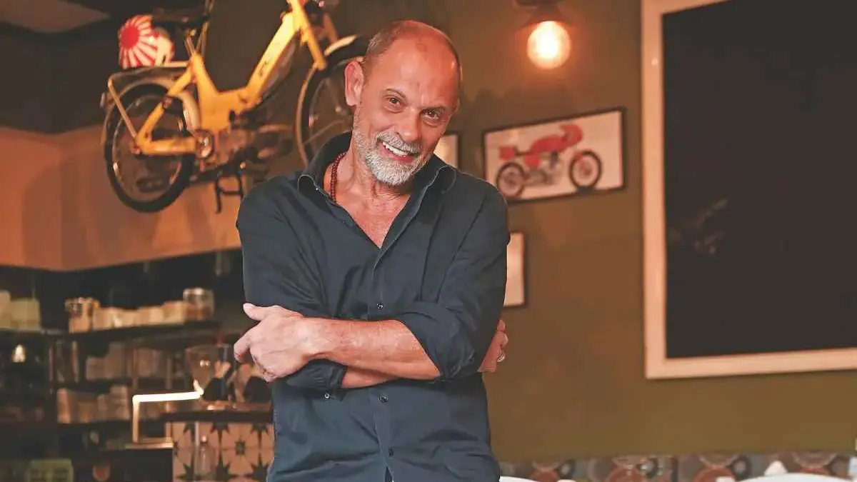 Ο Τζώνυ Θεοδωρίδης θυμάται τη «Λάμψη» και κάνει νέο ξεκίνημα με το Μοτοσακό