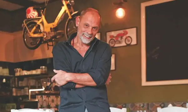 Ο Τζώνυ Θεοδωρίδης θυμάται τη «Λάμψη» και κάνει νέο ξεκίνημα με το Μοτοσακό