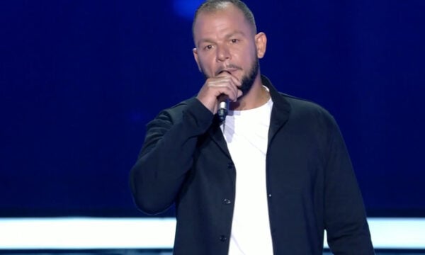 The Voice: Η συγκινητική ιστορία του πατέρα που μεγαλώνει μόνος του τρεις κόρες – «Ευχόμαστε η μαμά μας να είναι υπερήφανη για εμάς»