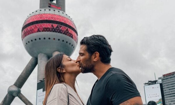 Ελένη Χατζίδου και Ετεοκλής Παύλου: Ταξίδεψαν στην Κίνα, έκαναν βόλτες στη Σαγκάη και επισκέφθηκαν το Disney Store