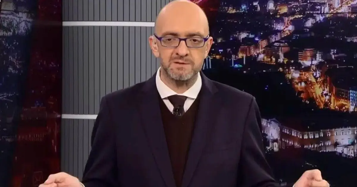 ONE Channel: Διέκοψε τη συνεργασία με τον Σταμάτη Ζαχαρό μετά τις χυδαιότητες για τους νεκρούς των Τεμπών