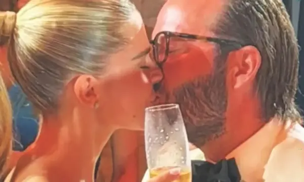 Ο Φίλιππος Βαρβέρης και η Εβίτα Μιχαλοπούλου βρίσκονται ως νεόνυμφοι στα Β.Π