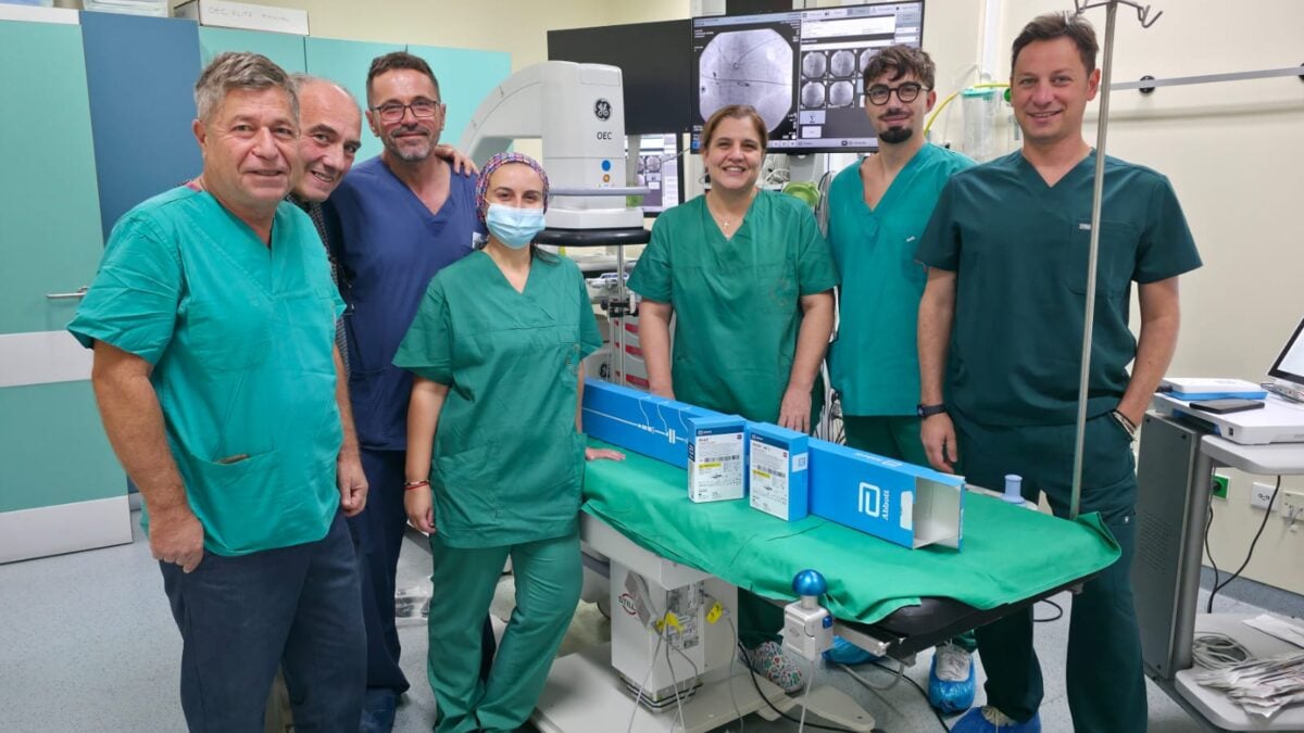 Νοσοκομείο Παπαγεωργίου: Πρωτοποριακή εμφύτευση διπλοεστιακού βηματοδότη χωρίς ηλεκτρόδια στη Βόρεια Ελλάδα